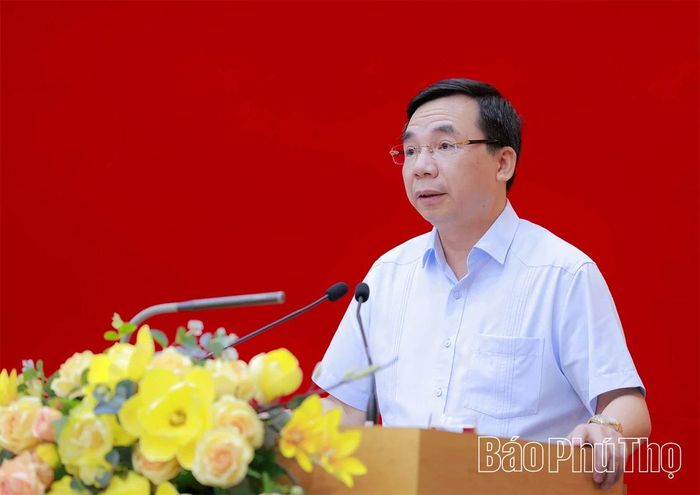 Đồng chí Phó Bí thư Tỉnh ủy Bùi Huy Vĩnh phát biểu tại hội nghị.