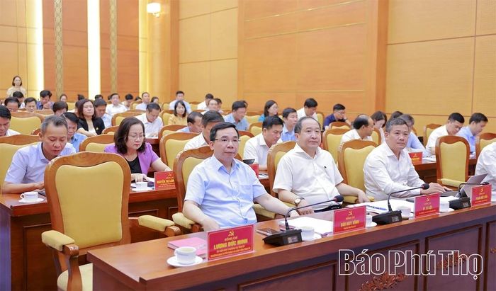 Đồng chí Phó Bí thư Tỉnh ủy Bùi Huy Vĩnh cùng các đại biểu tham dự hội nghị.