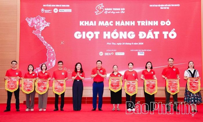 Ban Chỉ đạo Vận động hiến máu tình nguyện tỉnh trao cờ lưu niệm cho các đơn vị tham gia chương trình.