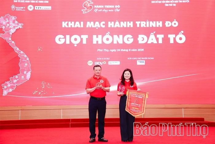 Ban tổ chức Hành trình Đỏ Trung ương đã trao cờ và biểu trưng lưu niệm Hành trình Đỏ năm 2026 cho Ban Chỉ đạo Vận động hiến máu tình nguyện tỉnh Phú Thọ.