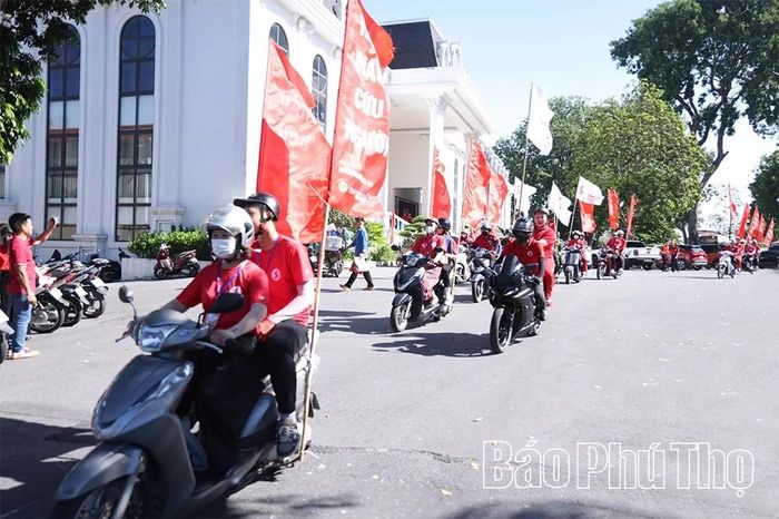 Các tình nguyện viên tổ chức diễu hành nhằm lan tỏa tinh thần nhân ái và xây dựng hình ảnh con người Đất Tổ giàu lòng nhân văn.