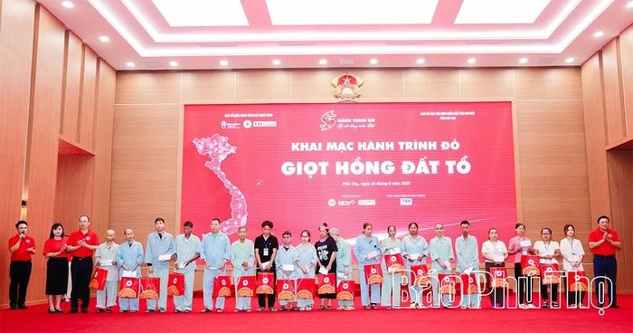 Lãnh đạo tỉnh và lãnh đạo Ngân hàng TMCP Đầu tư và Phát triển Việt Nam (BIDV) Chi nhánh Phú Thọ và BIDV Chi nhánh Hùng Vương trao quà tặng các bệnh nhân có hoàn cảnh khó khăn đang điều trị tại Bệnh viện Đa khoa tỉnh.