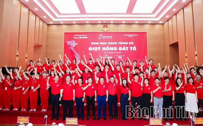 Các đại biểu và tình nguyện viên thể hiện quyết tâm với Hành trình Đỏ “Giọt hồng Đất Tổ” năm 2026.