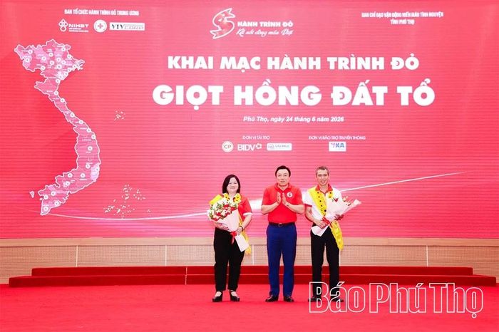 Đồng chí Nguyễn Huy Ngọc - Tỉnh ủy viên, Phó Chủ tịch UBND tỉnh, Trưởng Ban Chỉ đạo Vận động hiến máu tình nguyện tỉnh tôn vinh, tặng hoa các đại biểu hiến máu tiêu biểu được lựa chọn dự chương trình tôn vinh cấp quốc gia.