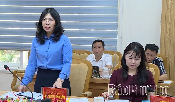 Đồng chí Nguyễn Thị Hồng Lâm - Tỉnh ủy viên, Phó Chủ tịch HĐND tỉnh cho ý kiến vào dự thảo nghị quyết.
