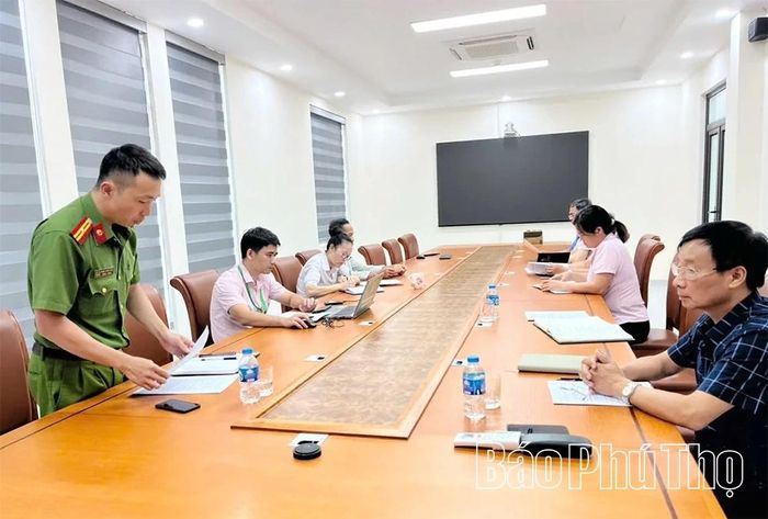 Công an xã Lương Sơn tuyên truyền phương thức, thủ đoạn của loại tội phạm cướp ngân hàng đến cán bộ Phòng giao dịch Ngân hàng Chính sách xã hội Lương Sơn.