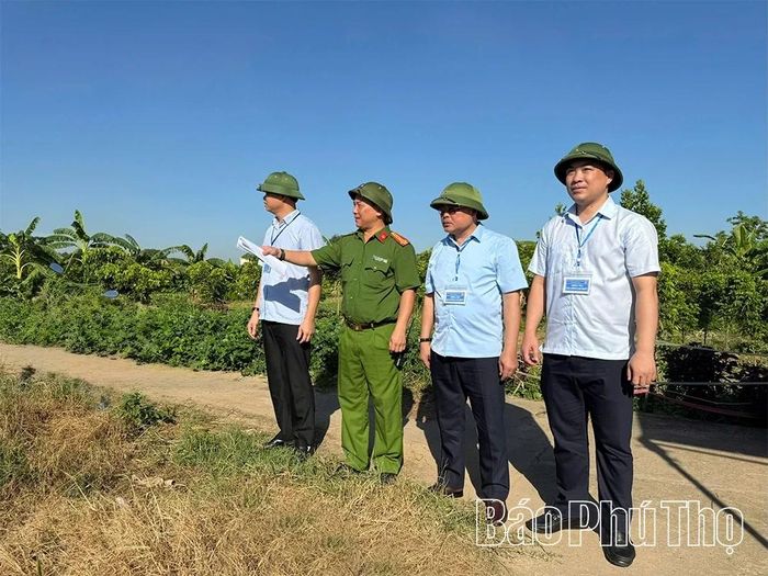 Thường trực Đảng ủy xã Tam Hồng trực tiếp chỉ đạo buổi cưỡng chế, kiểm đếm bắt buộc.