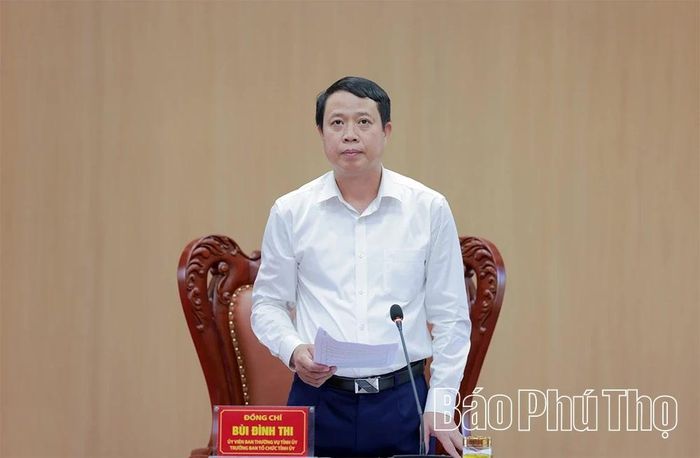 Đồng chí Trưởng Ban Tổ chức Tỉnh ủy Bùi Đình Thi phát biểu thảo luận tại hội nghị.