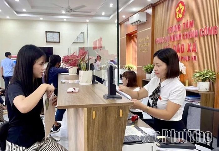 Cán bộ Trung tâm Phục vụ hành chính công xã Đào Xá hướng dẫn, hỗ trợ người dân hoàn thiện hồ sơ, góp phần xây dựng nền hành chính hiện đại, lấy người dân làm trung tâm phục vụ.