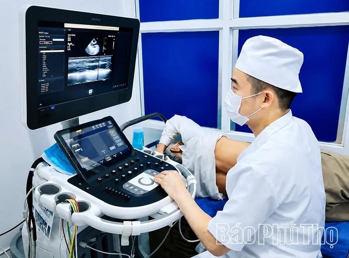Siêu âm kiểm tra sức khỏe cho người bệnh tại Trung tâm y tế khu vực Tam Dương.