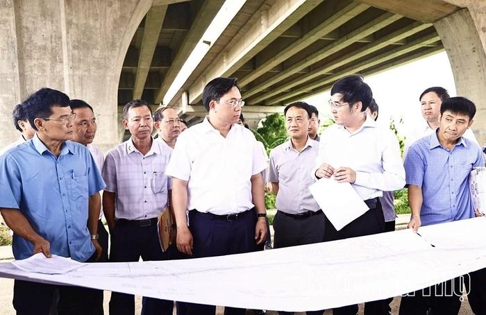 Chủ tịch UBND tỉnh Trần Duy Đông trực tiếp kiểm tra, chỉ đạo các đơn vị liên quan đẩy nhanh tiến độ Dự án Đường song song đường sắt Hà Nội - Lào Cai theo đúng kế hoạch.
