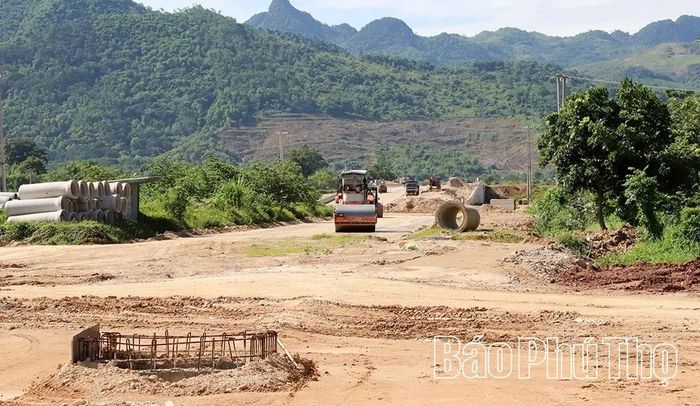 Nhiều khu vực mới chỉ bắt đầu được lu lèn mặt đường.