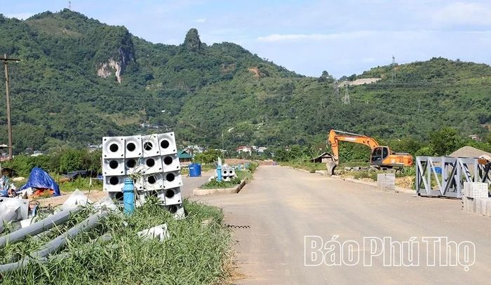 Tương tự như dự án kết nối từ đường Trần Hưng Đạo với Quốc lộ 6, dự án đường QH18 kết nối với đường An Dương Vương cũng đang bị chậm so với tiến độ.