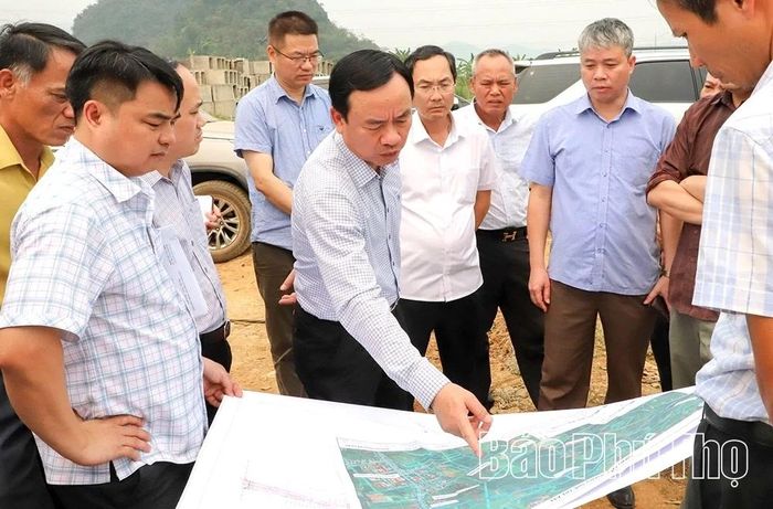 Tại các cuộc họp cũng như qua kiểm tra hiện trường tiến độ thi công các dự án, Phó Chủ tịch UBND tỉnh Quách Tất Liêm luôn quán triệt các cơ quan, đơn vị, cấp ủy, chính quyền địa phương tập trung tháo gỡ khó khăn, giải quyết các vướng mắc về mặt bằng.