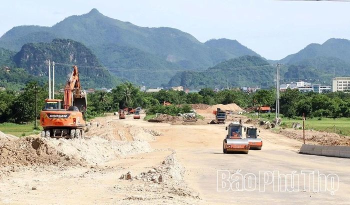 Ngoài khu vực chưa có mặt bằng thi công, các khu vực đã có mặt bằng của Dự án Kết nối từ đường Trần Hưng Đạo đến Quốc lộ 6 cũng đang triển khai thực hiện chậm so với tiến độ.