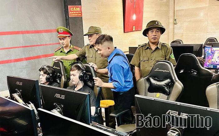Lực lượng công an rà soát các cơ sở kinh doanh dịch vụ game online trên địa bàn xã Nguyệt Đức.