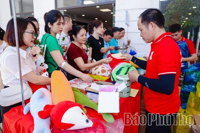 Những phần quà lưu niệm được trao tận tay các tình nguyện viên.