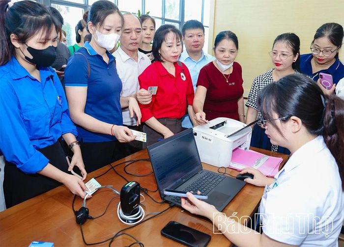 Các tình nguyện viên được lực lượng đoàn viên thanh niên và cán bộ y tế hướng dẫn tận thực hiện các bước đăng ký, kê khai thông tin.