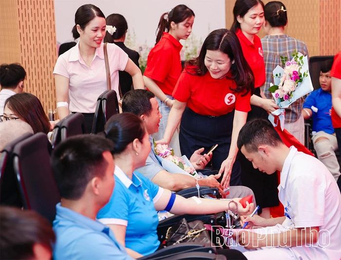 Đồng chí Phó Chủ tịch UBND tỉnh Nguyễn Huy Ngọc và lãnh đạo Hội Chữ thập đỏ tỉnh trực tiếp đến thăm hỏi, động viên và ghi nhận nghĩa cử cao đẹp của các tình nguyện viên.