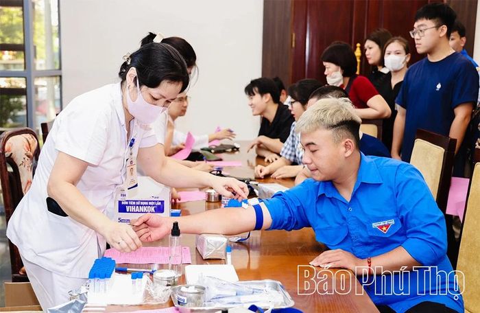 Để đảm bảo lượng máu thu được an toàn, các tình nguyện viên được khám sàng lọc, lấy mẫu máu xét nghiệm trước khi hiến máu.