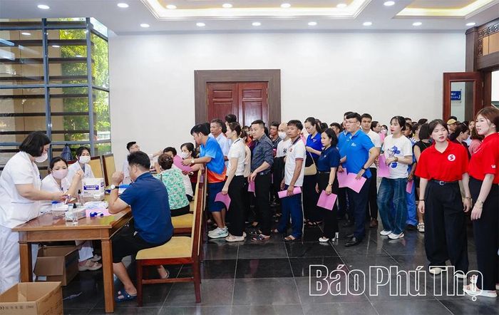 Từ những cán bộ, công chức, giáo viên, nhân viên y tế đến sinh viên, người lao động, tất cả đều chung một mong muốn đóng góp những giọt máu quý giá để giúp đỡ người bệnh đang cần truyền máu.