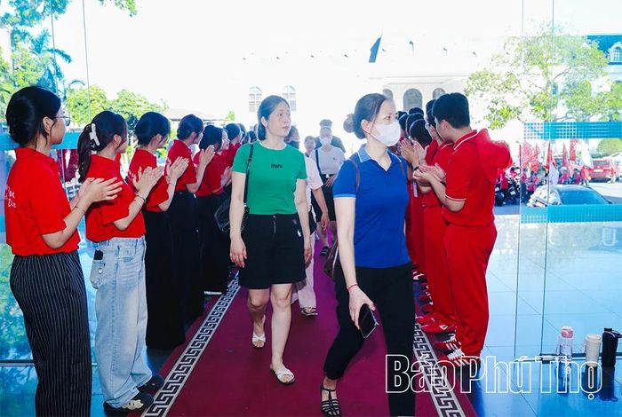 Ngay từ sáng sớm, khu vực tổ chức chương trình đã nhộn nhịp người dân đến đăng ký tham gia hiến máu.