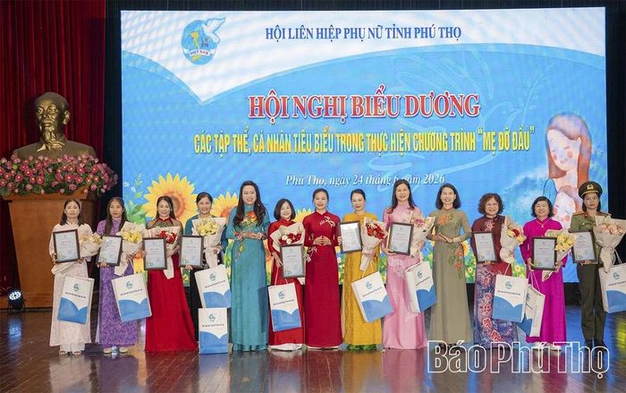 Phó Bí thư Tỉnh ủy, Chủ tịch Ủy ban MTTQ tỉnh Bùi Thị Minh và lãnh đạo Hội LHPN tỉnh tặng hoa tôn vinh tập thể, cá nhân có nhiều đóng góp trong thực hiện Chương trình “Mẹ đỡ đầu”.
