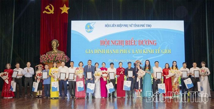 Đồng chí Bùi Thị Minh - Phó Bí thư Tỉnh ủy, Chủ tịch Ủy ban MTTQ tỉnh và lãnh đạo Hội LHPN tỉnh trao biểu trưng và quà tặng cho các gia đình tiêu biểu.