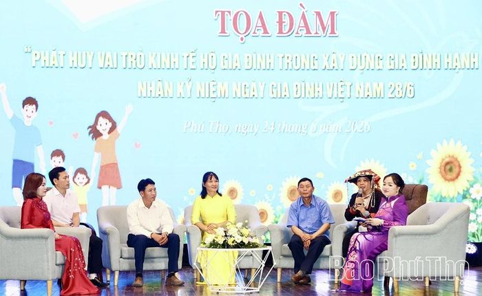 Các đại biểu khách mời và đại diện gia đình tiêu biểu tham gia tọa đàm.
