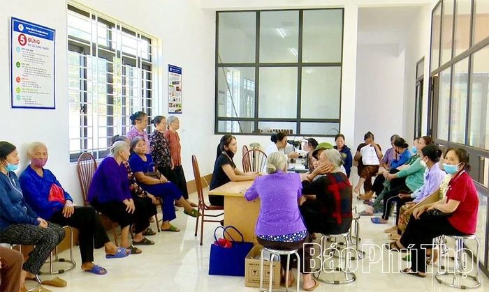 Người dân xã Bình Phú đến đăng ký khám mắt.