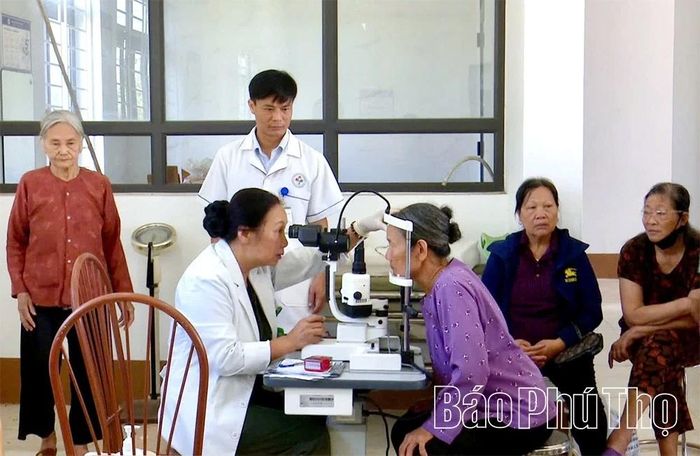 Các y, bác sĩ Bệnh viện Mắt Hà Nội - Phú Thọ kiểm tra thị lực cho người dân.
