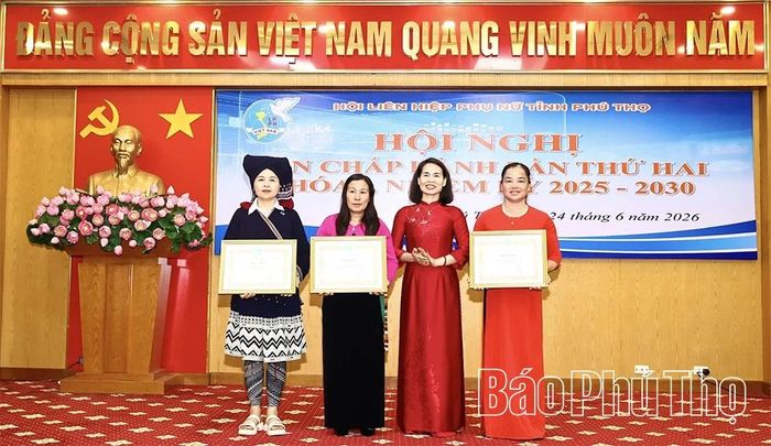 Hội LHPN tỉnh trao Bằng khen của Trung ương Hội LHPN Việt Nam cho 6 cán bộ Hội chuyên trách có thành tích xuất sắc trong thực hiện phong trào thi đua và nhiệm vụ công tác Hội năm 2025 và 3 các nhân đạt danh hiệu “Cán bộ Hội cơ sở giỏi” giai đoạn 2022-2026.