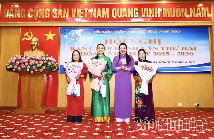 Lãnh đạo Hội LHPN tỉnh tặng hoa các đồng chí thôi tham gia Ban Chấp hành Hội LHPN tỉnh nhiệm kỳ 2025-2030.