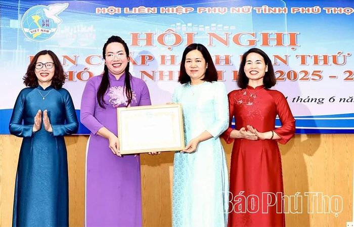 Lãnh đạo Hội LHPN tỉnh trao Bằng khen của Trung ương Hội LHPN Việt Nam cho đồng chí Chủ tịch Hội LHPN tỉnh Nguyễn Hồng Nhung vì có thành tích xuất sắc trong thực hiện nhiệm vụ Ủy viên Ban Chấp hành Trung ương Hội LHPN Việt Nam khóa XIII, nhiệm kỳ 2022-2026.