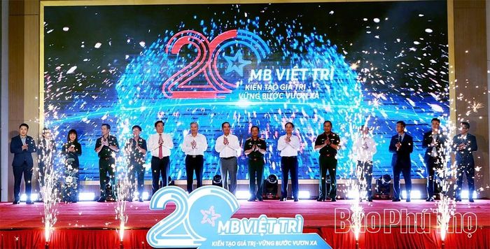 Dưới sự chứng kiến của Chủ tịch UBND tỉnh Trần Duy Đông và Phó Bí thư Thường trực Tỉnh ủy Bùi Văn Quang cùng các đại biểu, MB Việt Trì trao tặng phần kinh phí 4 tỷ đồng hỗ trợ xây dựng trường học tại xã Pà Cò, tỉnh Phú Thọ.