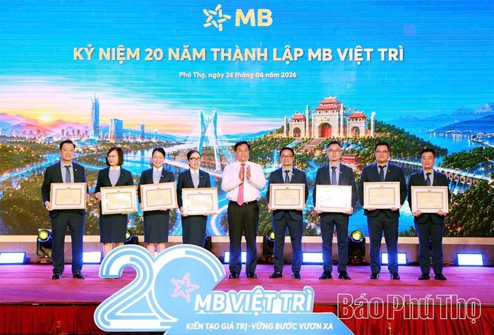 Đồng chí Chủ tịch UBND tỉnh Trần Duy Đông trao tặng Bằng khen cho các cá nhân của MB Việt Trì có thành tích xuất sắc trong phong trào thi đua kỷ niệm 20 năm thành lập MB Việt Trì.