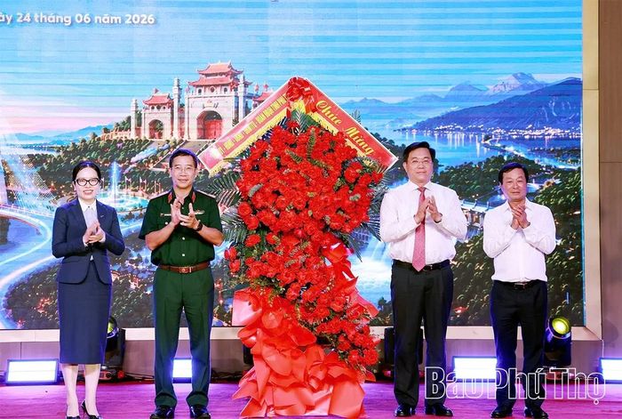 Chủ tịch UBND tỉnh Trần Duy Đông và Phó Bí thư Thường trực Tỉnh ủy Bùi Văn Quang tặng hoa chúc mừng MB Việt Trì.