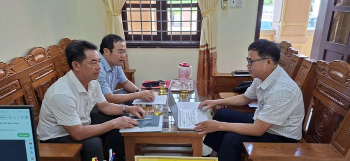 Phóng viên làm việc với đại diện lãnh đạo UBND xã Vĩnh Hoàng về nội dung đơn của ông Tạ Long An - Ảnh: V.N