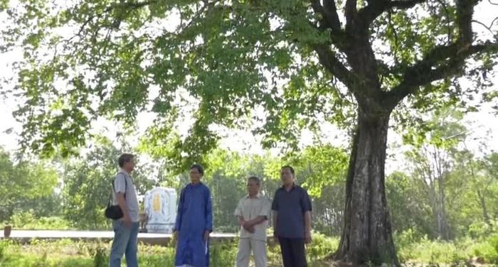 Người dân làng An Thái kể chuyện quê hương - Ảnh: P.X.D