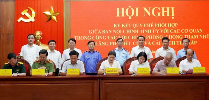 Ký kết quy chế phối hợp giữa Ban Nội chính Tỉnh ủy với các cơ quan, đơn vị về công tác nội chính, phòng, chống tham nhũng, lãng phí, tiêu cực và cải cách tư pháp - Ảnh: T.L