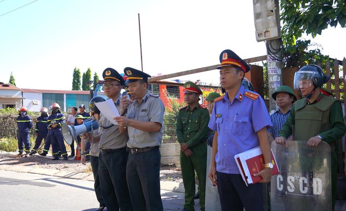 Cơ quan Thi hành án dân sự thông báo quyết định cưỡng chế - Ảnh: C.H