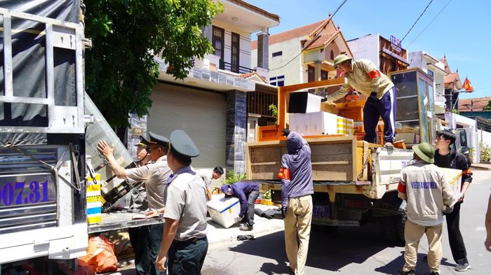 Tài sản không thuộc diện thi hành án được kiểm đếm, niêm phong đưa ra khỏi nhà - Ảnh: C.H