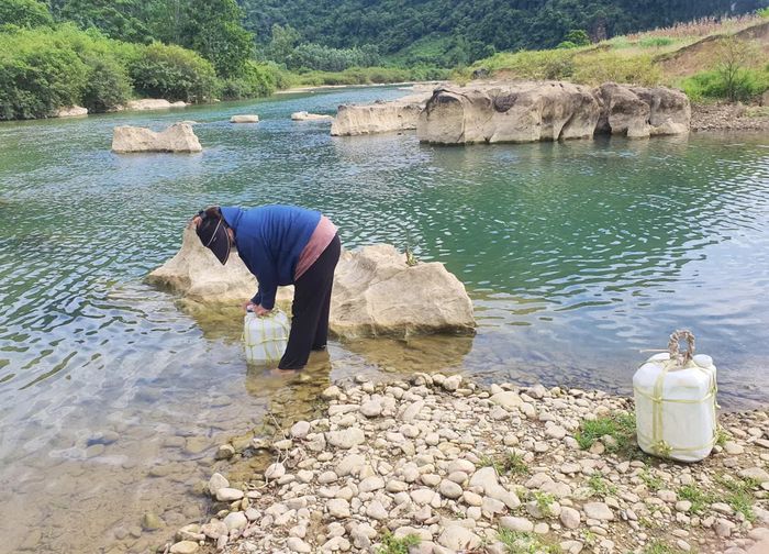 Nguồn nước sinh hoạt của người dân thôn Tiền Phong, xã Kim Phú hiện chủ yếu lấy từ suối - Ảnh: B.T