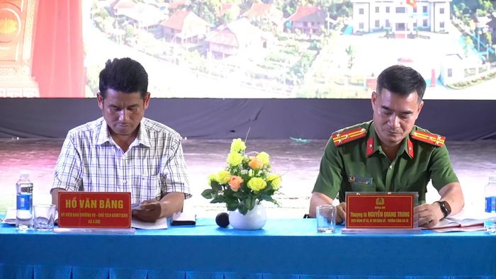 Lãnh đạo Công an xã A Dơi và Ủy ban MTTQ Việt Nam chủ trì hội nghị - Ảnh: N.M