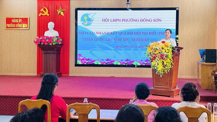 Chủ tịch Hội Liên hiệp Phụ nữ phường Đồng Sơn thông tin nhanh kết quả nổi bật của Đại hội đại biểu Phụ nữ toàn quốc lần thứ XIV, nhiệm kỳ 2026-2031 - Ảnh: B.N