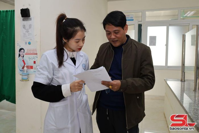 Dược sĩ Bệnh viện Nội tiết tỉnh hướng dẫn bệnh nhân sử dụng thuốc điều trị bệnh lý nội tiết và rối loạn chuyển hóa.