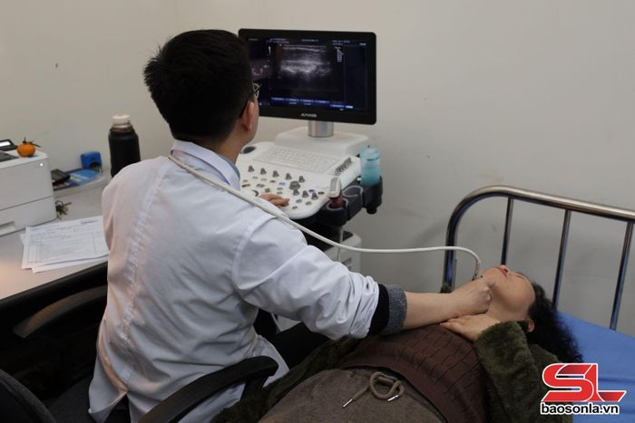 Bác sĩ Bệnh viện Nội tiết tỉnh siêu âm cho bệnh nhân.
