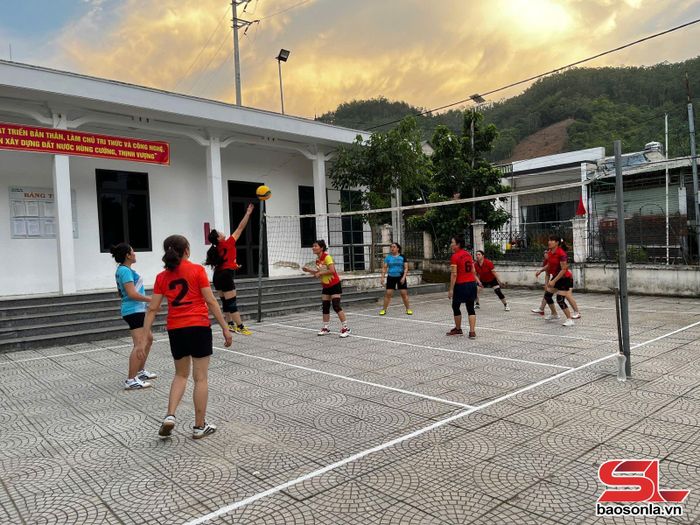 Nhân dân xã Sông Mã luyện tập bóng chuyền hơi tại sân nhà văn hóa.