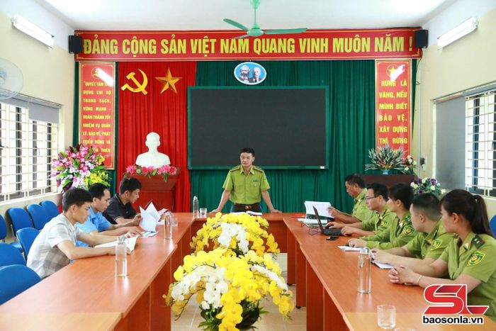 Cán bộ Ban Quản lý Khu bảo tồn thiên nhiên Mường La họp triển khai nhiệm vụ quản lý, bảo vệ rừng.