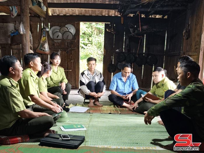 Cán bộ Ban quản lý Khu bảo tồn thiên nhiên Mường La tuyên truyền quản lý, bảo vệ rừng cho nhân dân.